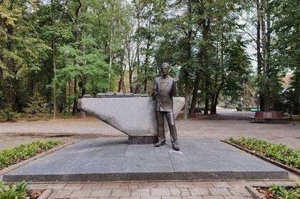 Дівчинка з Покровська впізнала пам’ятник зі свого міста у Вінниці: історія, що торкає серце