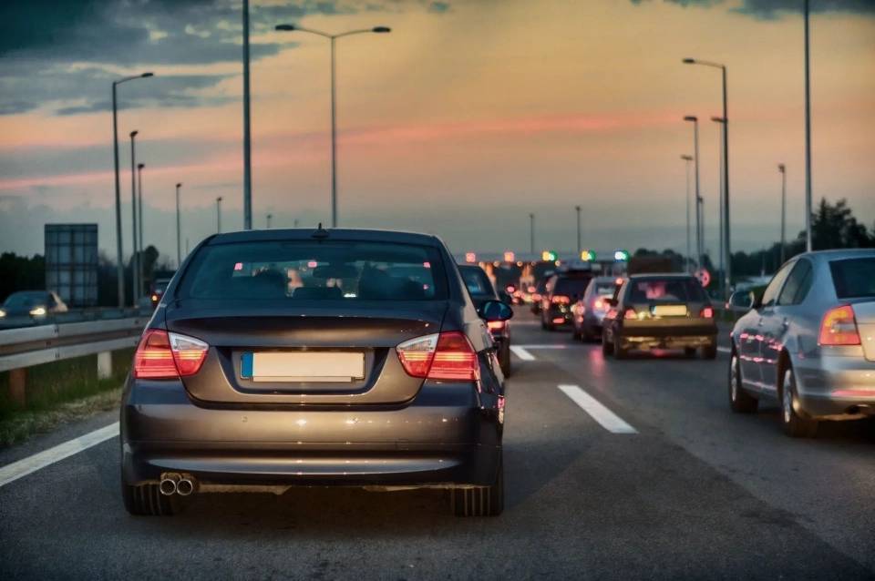 Патрульні нагадують вінничанам, як «засвітитись» у темряві та бути видимими на дорозі