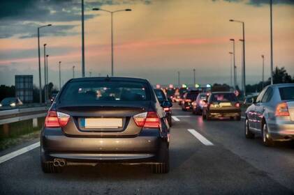 Патрульні нагадують вінничанам, як «засвітитись» у темряві та бути видимими на дорозі