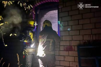 У селі Ганнопіль горів будинок багатодітної родини: старша сестричка врятувала молодших дітей