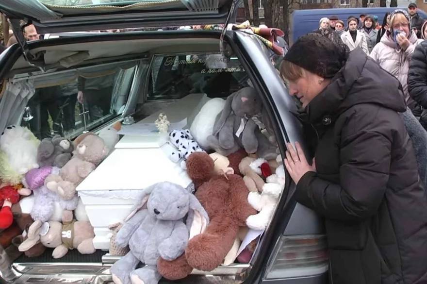 У Вінниці попрощались із 7-річною Ангеліною, яка три тижні боролась за життя після ДТП