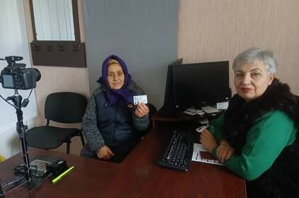 У Козятині жінка у 73 роки вперше отримала паспорт після десятиліть без документів