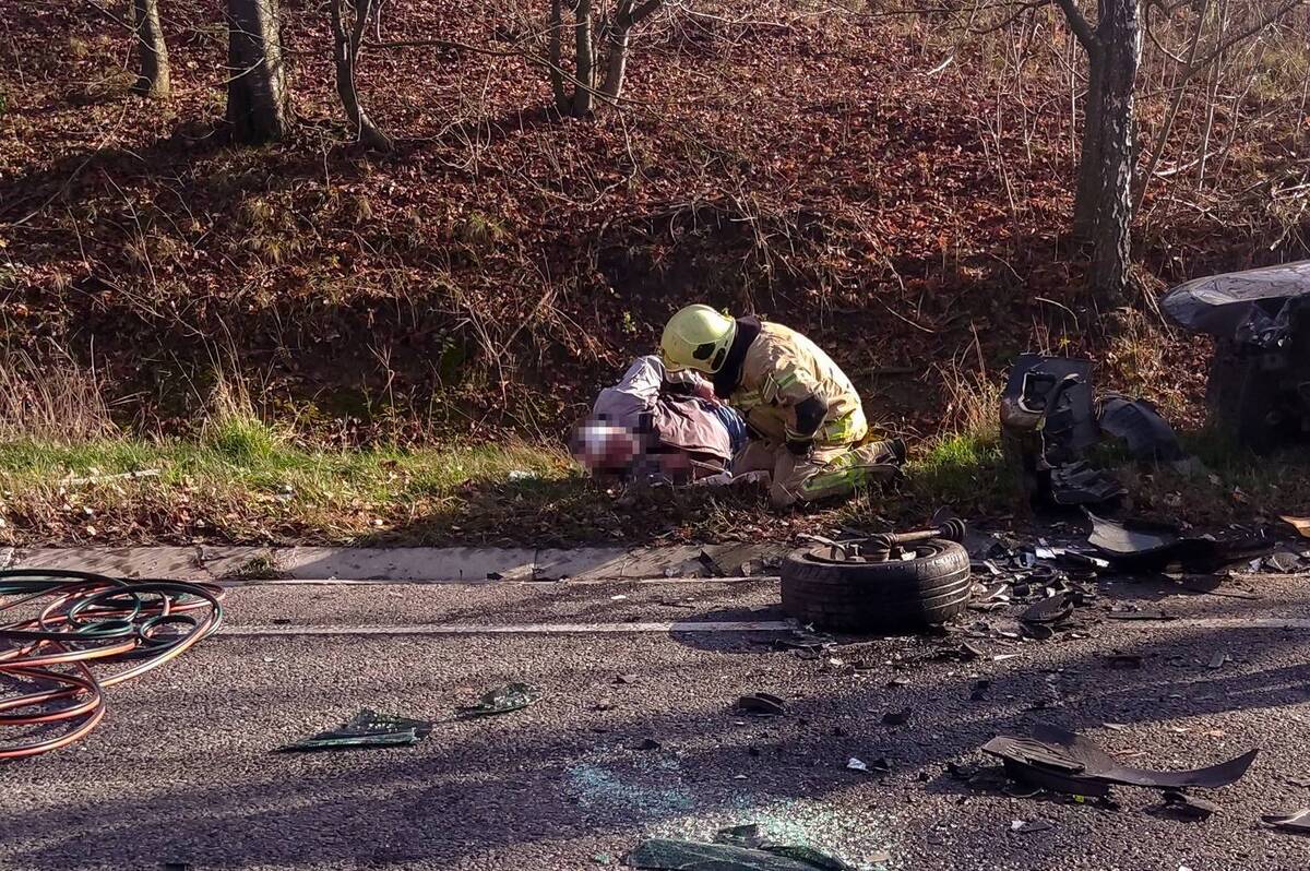 Бійці ДСНС деблокували водія з понівеченого авто після аварії на Вінничині 