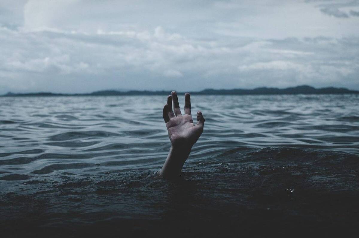 У Хмільнику патрульні врятували дівчину, яка тонула в річці (відео)