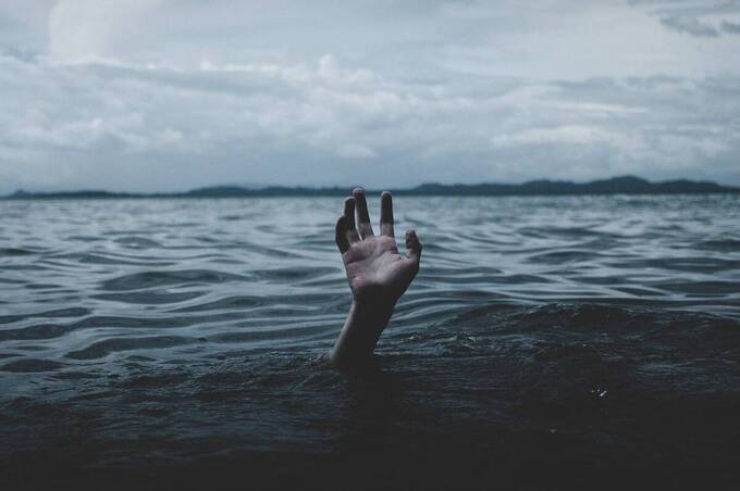 У Хмільнику патрульні врятували дівчину, яка тонула в річці (відео)