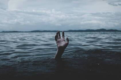 У Хмільнику патрульні врятували дівчину, яка тонула в річці (відео)