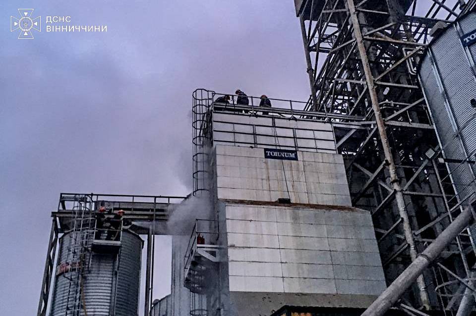 Дві ранкові пожежі на Вінниччині: рятувальники вберегли врожай від знищення