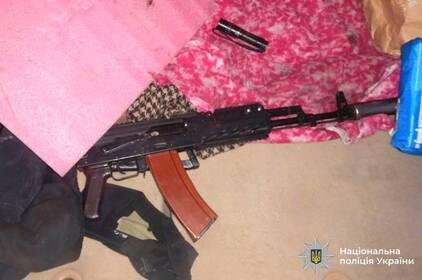 У Вороновиці затримали чоловіка з автоматом і набоями: поліція розслідує походження зброї