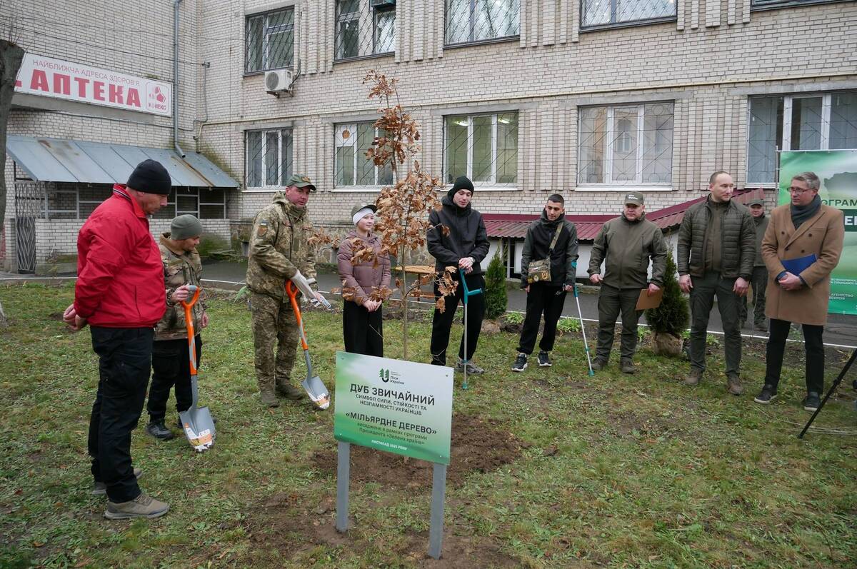 На території лікарні ім. Пирогова висадили мільярдне дерево в рамках програми «Зелена країна» (фото)