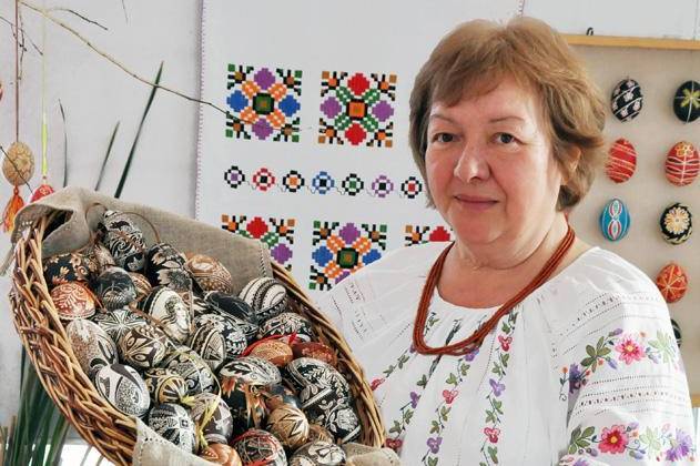 Майстриня з Вінниччини передала Музею писанкового розпису унікальні шкрябанки