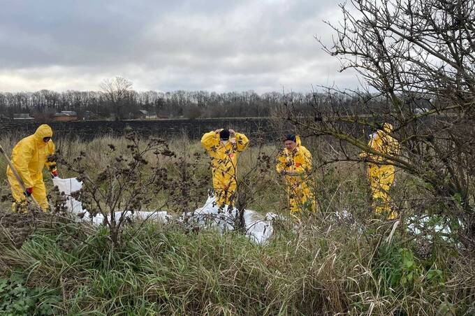 У Козятинській громаді прибирають небезпечну спадщину: розпочалась утилізація старих пестицидів
