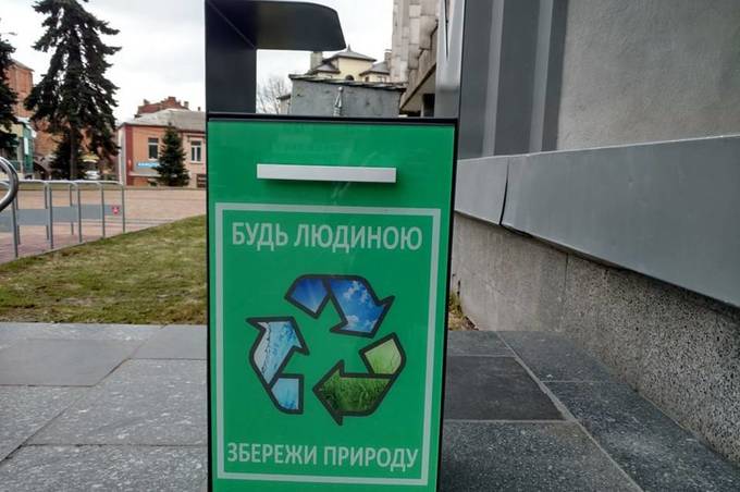 У Вінниці почали встановлювати нові вуличні смітнички з висувним баком та оригінальним дизайном
