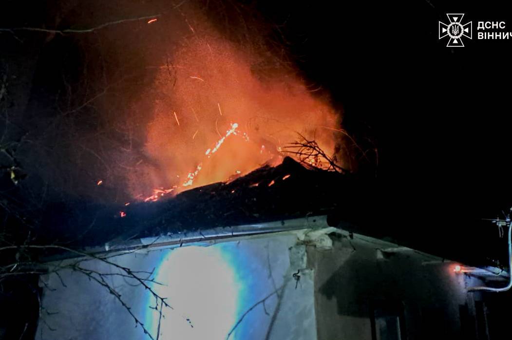 Пожежі в області: горіли господарча будівля, комбайн і пральна машина