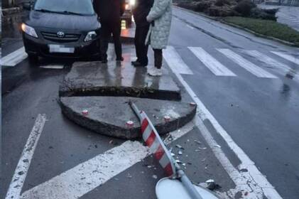 На Театральній у Вінниці необачний водій пошкодив дорожній знак (відео)