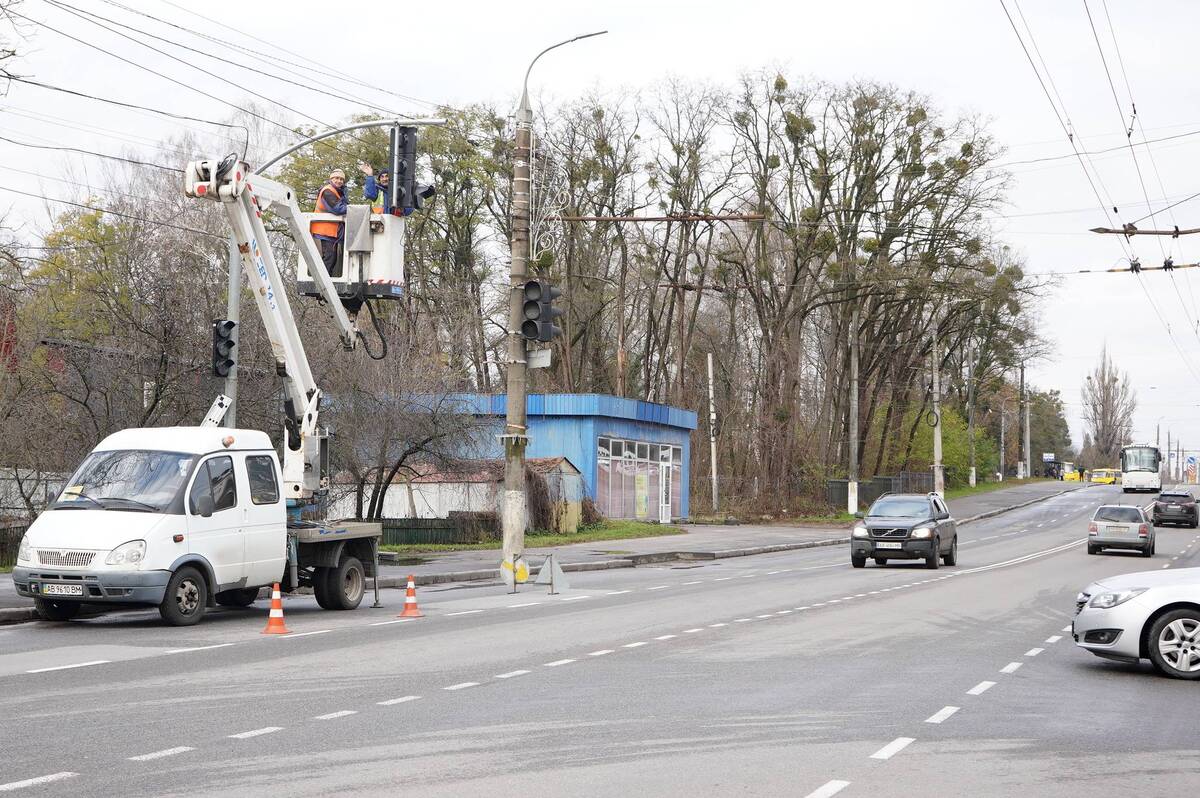 У Вінниці на перехресті Київської та Індустріального оновлюють світлофори та пішохідні переходи