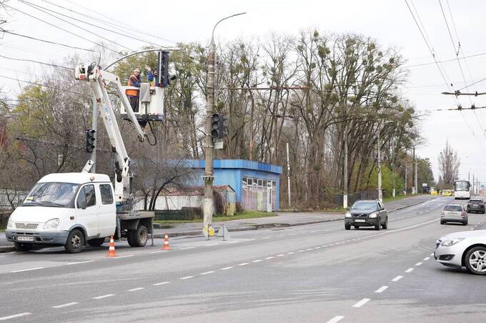 У Вінниці на перехресті Київської та Індустріального оновлюють світлофори та пішохідні переходи