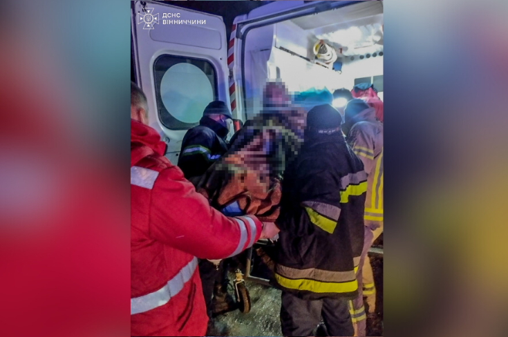 На Вінниччині рятувальники понад три кілометри несли 81-річну жінку до «швидкої»: що відомо
