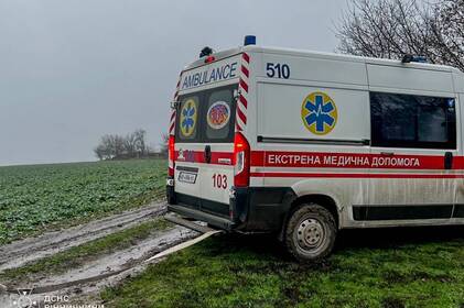 Рятувальники визволили автомобіль швидкої з багнюки на Вінниччині