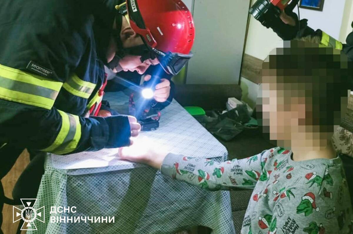 Хлопчик ледь не втратив палець через гру з кришкою від пляшки 