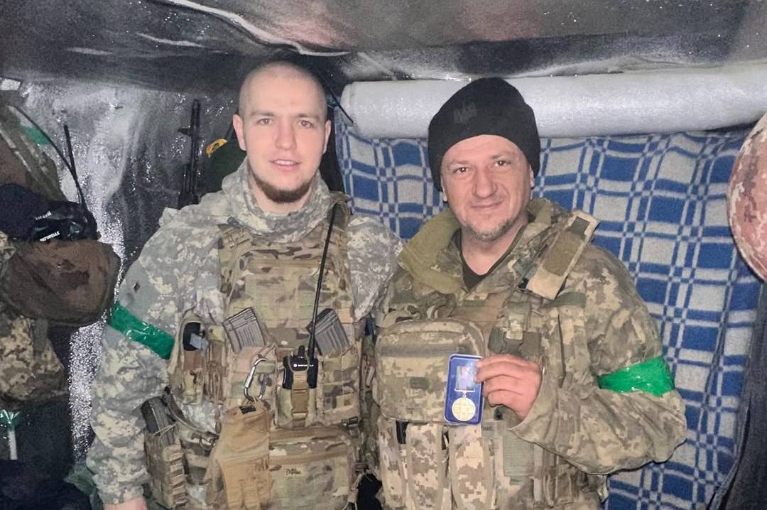 Командира стрілецького взводу 120 бригади нагородили просто на передовій