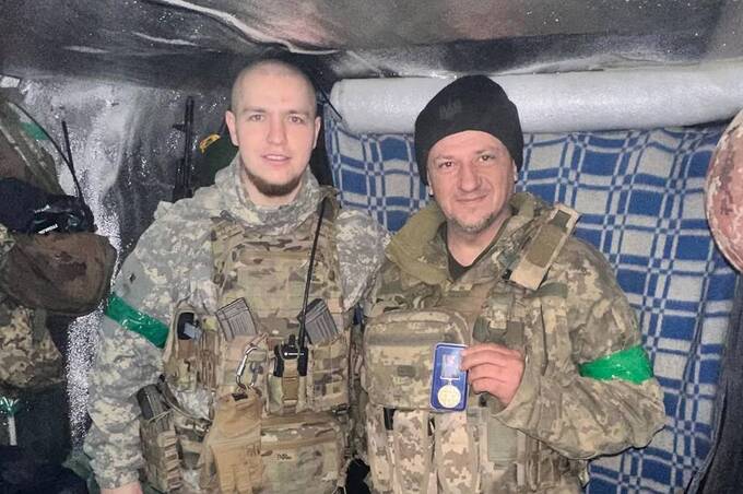 Командира стрілецького взводу 120 бригади нагородили просто на передовій