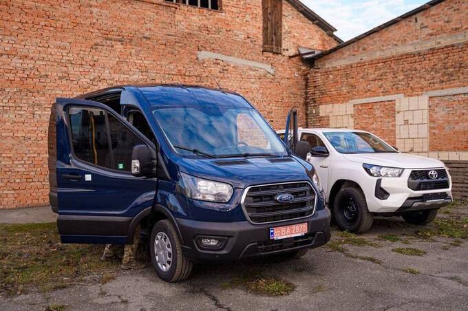 Ще два нових автомобілі передав захисникам Міжрегіональний координаційний гуманітарний штаб
