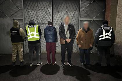 З водія — у «диспетчери»: на Вінниччині таксит заробляв на незаконних трансферах за кордон