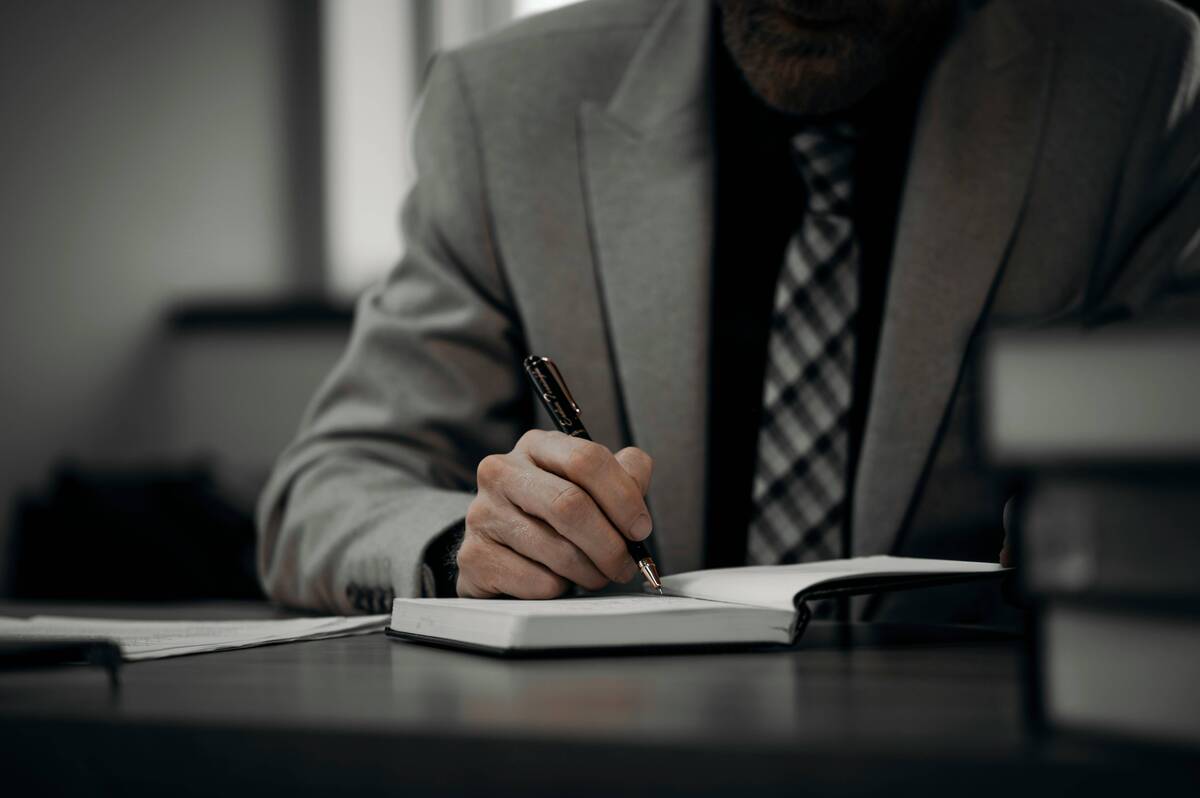 Юрист vs адвокат vs нотаріус: хто кому потрібен насправді