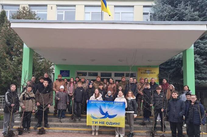 У вінницькому ліцеї №29 висадили 25 плодових дерев до Дня ЗСУ (фото)
