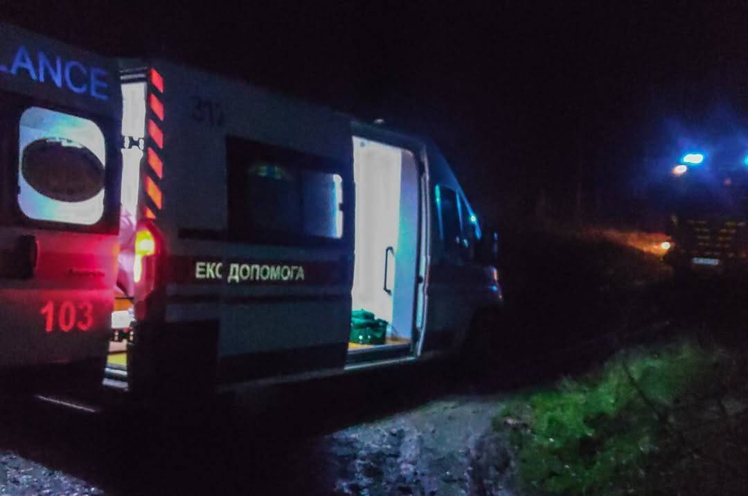 Рятувальники доставили важкохвору до медиків, чиє авто застрягло на бездоріжжі