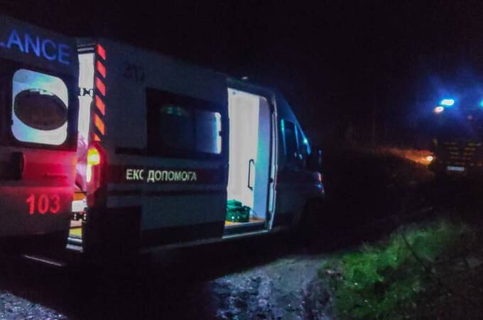 Рятувальники доставили важкохвору до медиків, чиє авто застрягло на бездоріжжі