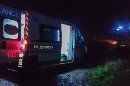 Рятувальники доставили важкохвору до медиків, чиє авто застрягло на бездоріжжі