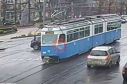 У Вінниці Mazda зіткнулася з трамваєм (відео)