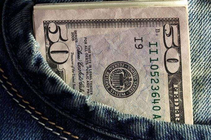 НБУ оновив курс валют: скільки коштує євро, долар та злотий у понеділок, 8 грудня