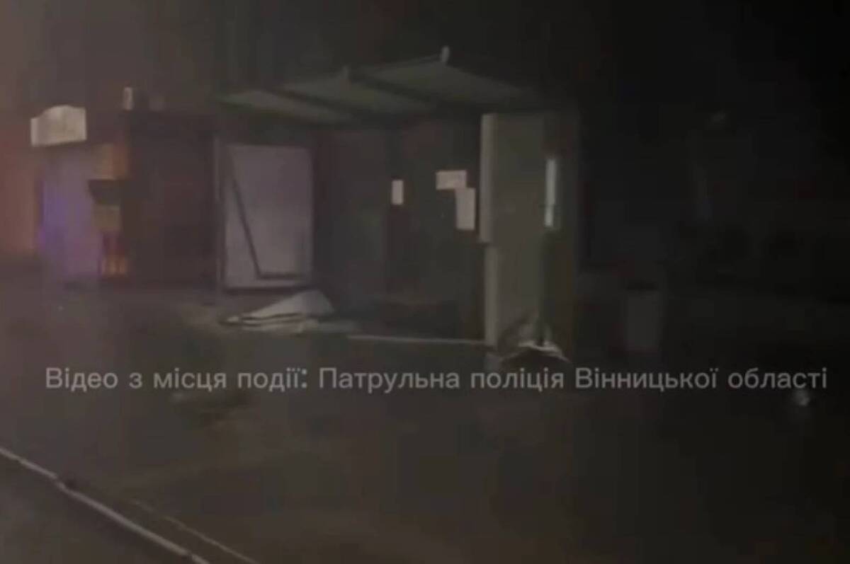 Водій «під кайфом» розтрощив зупинку та електроопору на Соборній у Вінниці