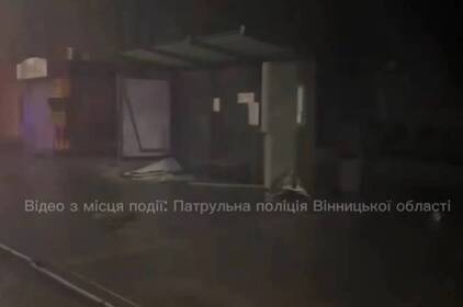 Водій «під кайфом» розтрощив зупинку та електроопору на Соборній у Вінниці