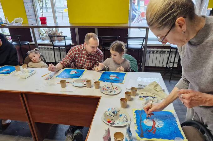 Татусі-ветерани та їхні діти створювали сніговиків на майстеркласі у Вінниці