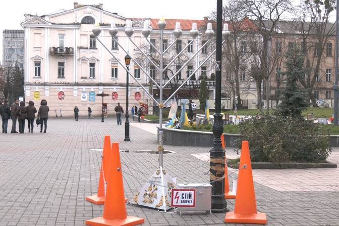 У Вінниці на Європейській площі встановили ханукію на честь свята Хануки