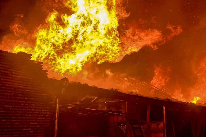 Вночі у Томашполі горів меблевий цех: що відомо про постраждалих