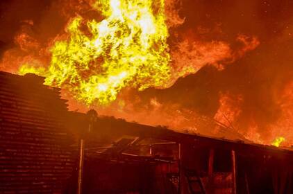 Вночі у Томашполі горів меблевий цех: що відомо про постраждалих