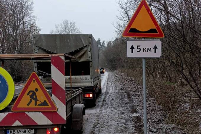 Дороги на Вінниччині почали обробляти протиожеледними матеріалами