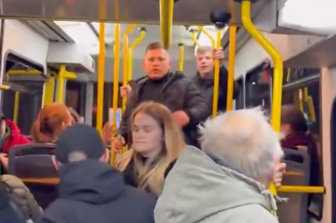У Польщі чоловіки напали на українську пару в трамваї: деталі