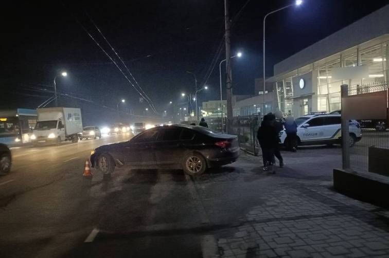 У Вінниці водій BMW збив жінку на тротуарі: потерпіла госпіталізована