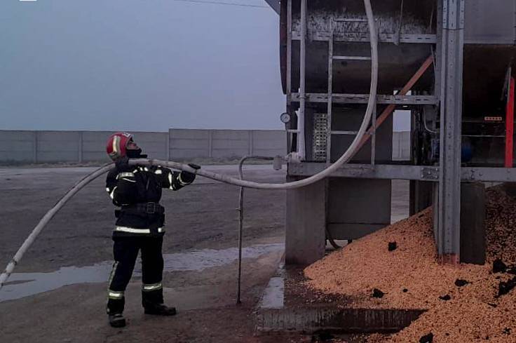 Минулої доби ДСНС ліквідувала пожежі у житлових будинках і зерносушарці на Вінниччині