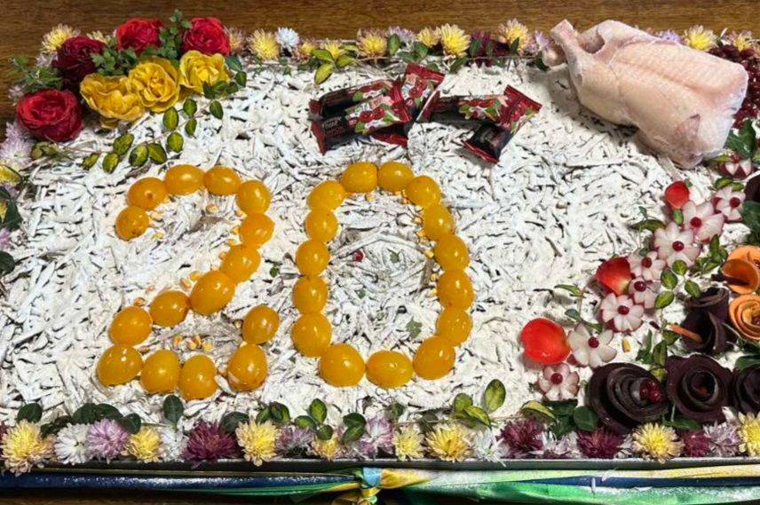 20 років Подільському зоопарку: для тварин підготували 30-кілограмовий торт