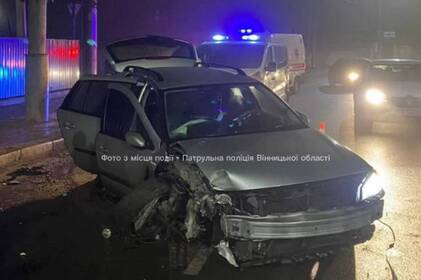 У Вінниці нетверезий водій на Renault врізався в електроопору