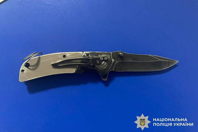 Біля вокзалу на Вінниччині чоловік із ножем пограбував перехожого