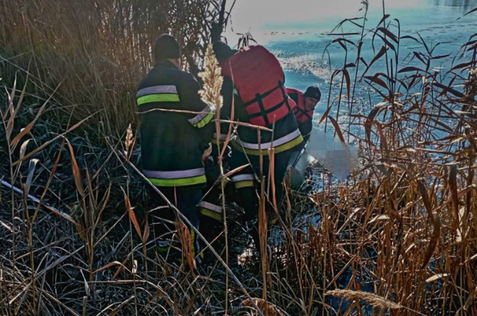 На Вінниччині чоловік загинув у річці: надзвичайники дістали тіло з води