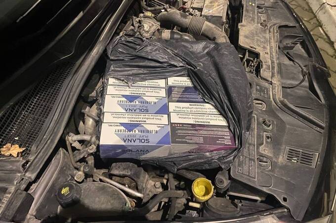 Сховав навіть у моторному відсіку: на кордоні зупинили авто з контрабандою електросигарет