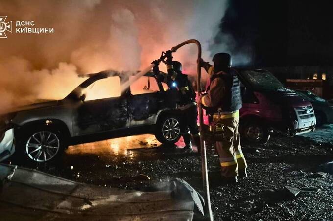 Ворожа атака по Києву спричинила пожежі в багатоповерхівках: постраждали люди